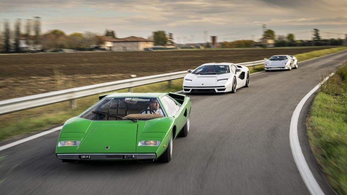 Lamborghini ukázalo znovuzrozený Countach poprvé na silnici, rovnou po boku legend